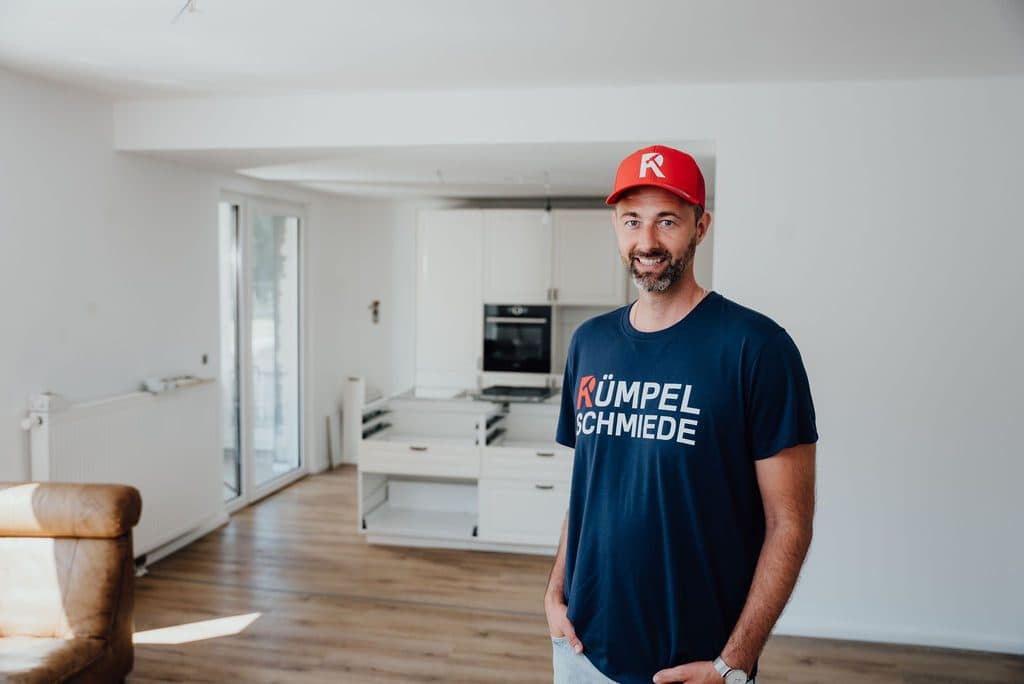 Mitarbeiter in einer leer geräumten Wohnung mit Küche