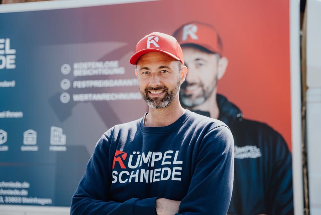 Mitarbeiter der Rümpelschmiede vor dem Transporter