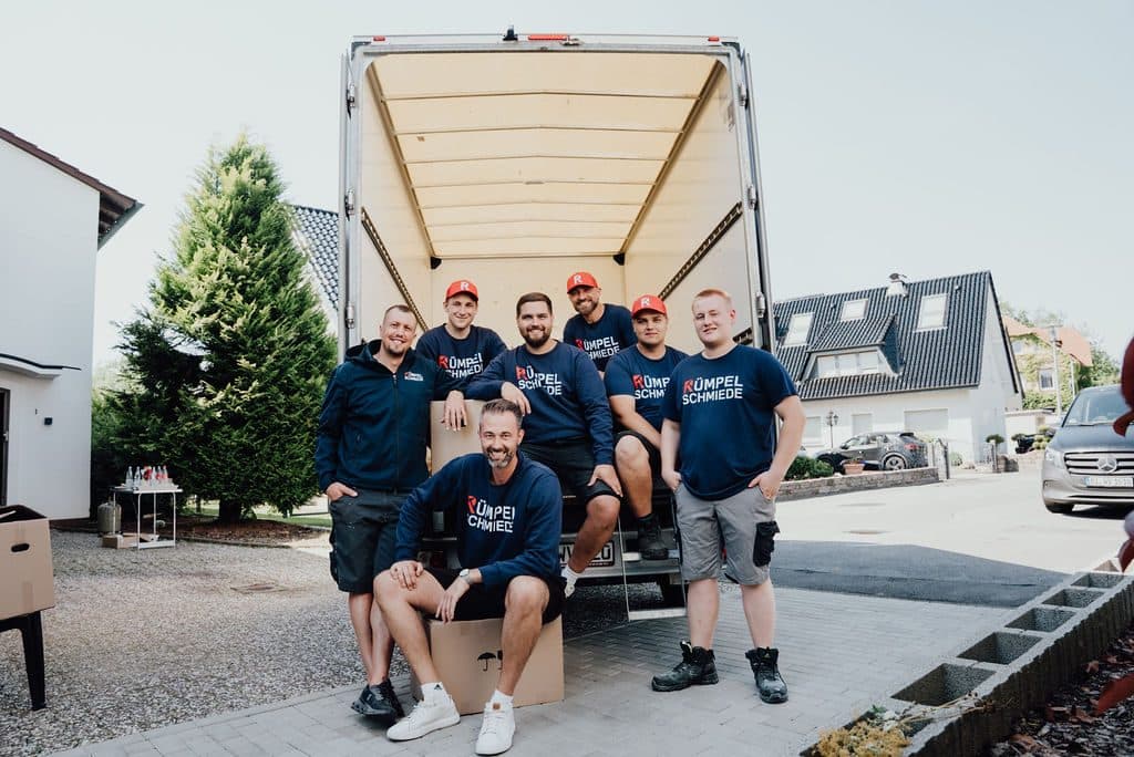 Team der Rümpelschmiede auf der Ladefläche des Transporters