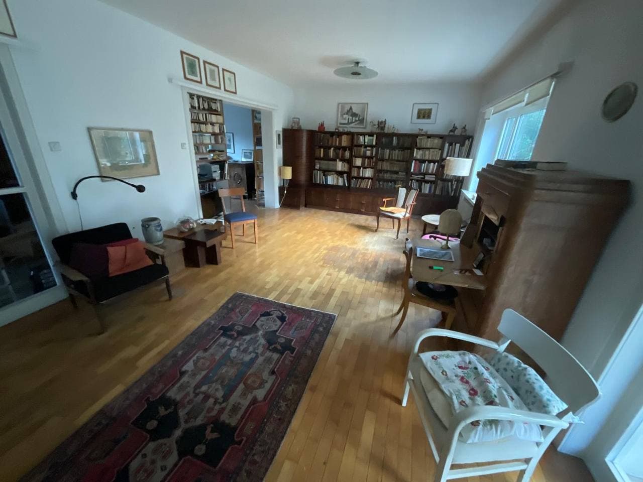 Wohnzimmer mit Bücherregalen vor einer Wohnungsauflösung