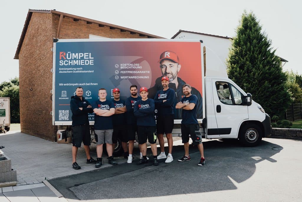 Team der Rümpelschmiede vor dem beschrifteten Transporter