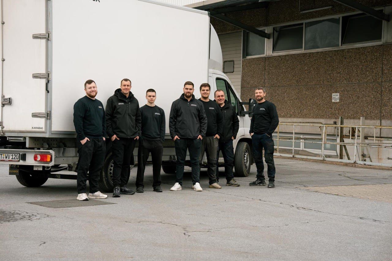 Das Wertvoll Team vor dem Einsatzfahrzeug in Gütersloh